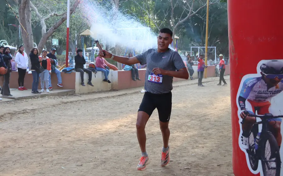 Ernesto Martínez con antorcha en mano cruzó la meta