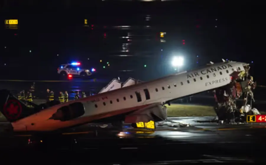 Dos muertos y varios heridos tras choque entre avión y vehículo de emergencia en LaGuardia.