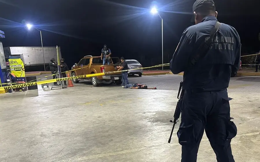  El mototaxista quedó sin vida en el patio de la gasolinera.