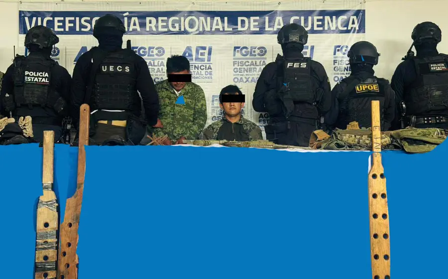  Entre los objetos asegurados, se encuentran tablas de castigo con la leyenda CJNG.