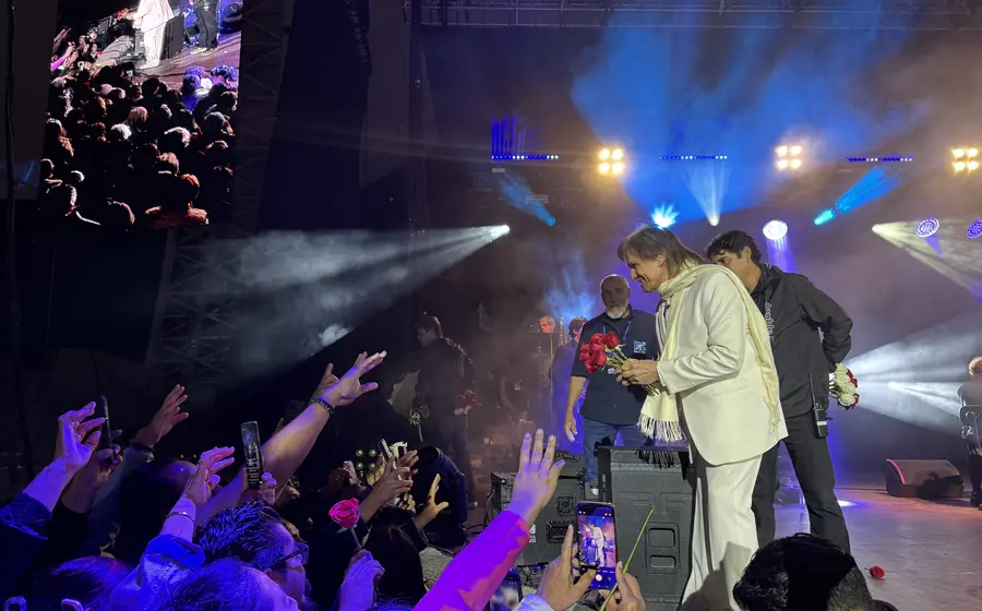 El sello escénico de Roberto Carlos es regalar flores al final de la canción Jesucristo y Oaxaca lo supo.