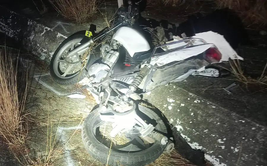 La motocicleta conducida por Uriel quedó destrozada.
