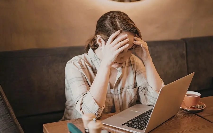 Vivir así es agotador. Cada error cotidiano, un correo con una errata, un desayuno que se quema, un tacón que se me rompe, no los siento como un tropiezo normal de la vida cotidiana.