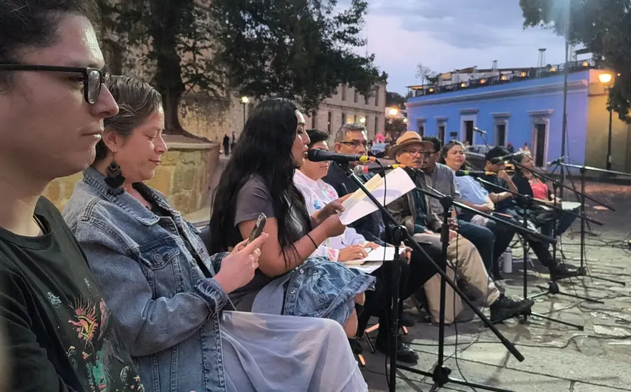  En el Jardín El pañuelito, muy cerca del Templo de Sto. Domingo, la Secretaría de las Culturas de Oaxaca dispuso un modesto escenario.