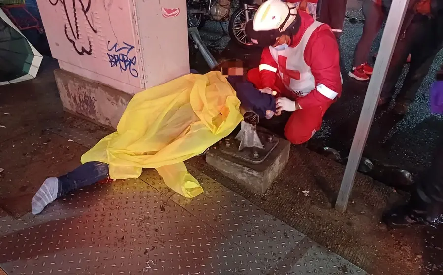 La mujer quedó derribada en la cuneta.