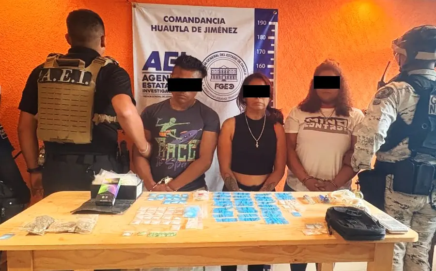 Las tres personas detenidas durante el operativo.