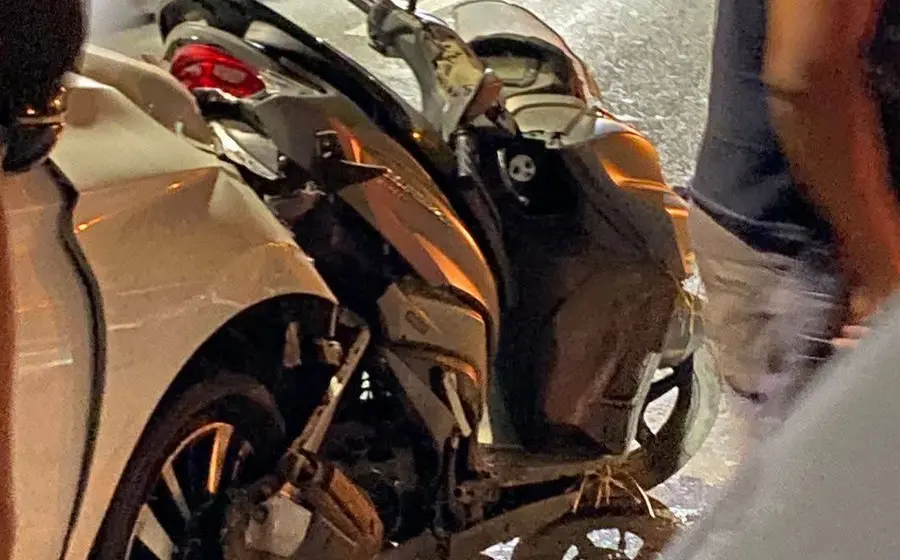 La motocicleta fue embestida por el auto.