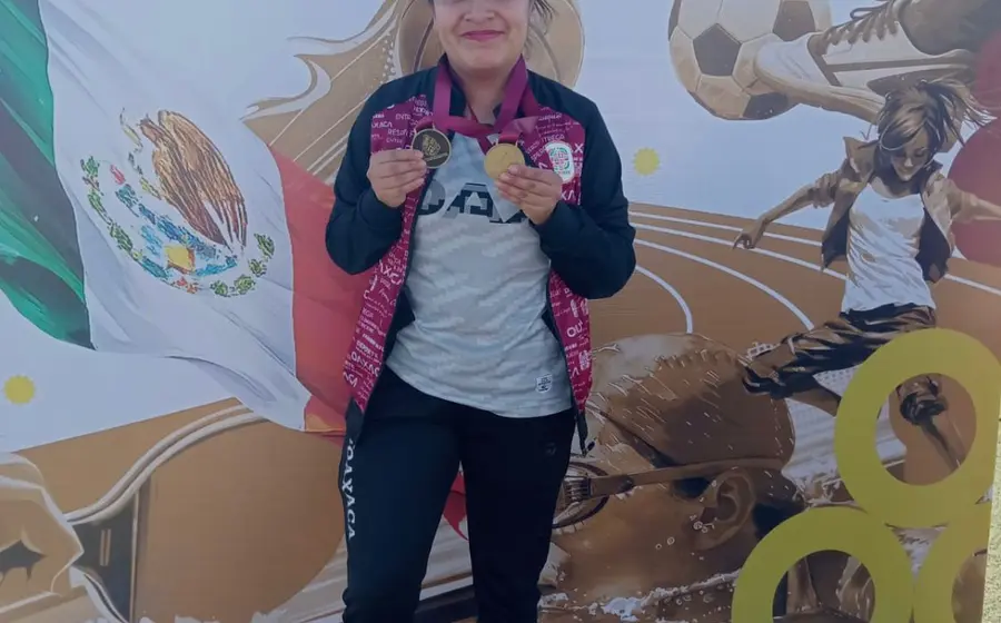 Gabriela Scarlet Hernández Antonio con sus dos medallas de oro