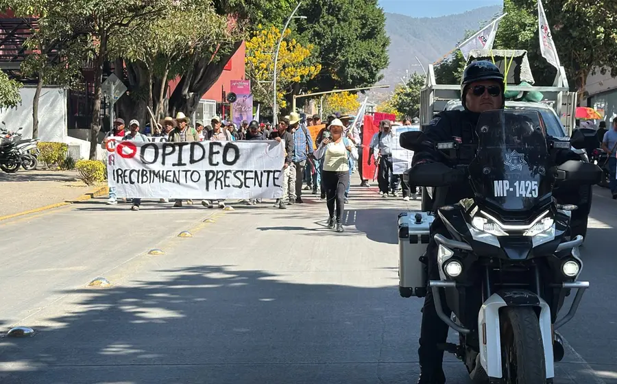 También marchan en la capital este lunes.