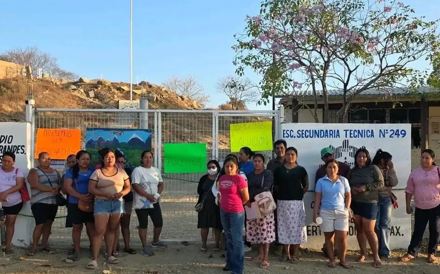 Padres toman secundaria en Puerto Escondido: desacuerdo por reglamento escolar paraliza clases.
