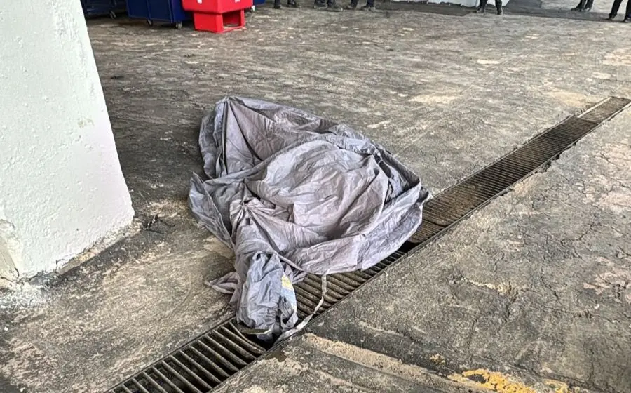 Accidente mortal en estadio Banorte: fan intenta bajar brincando y fallece en el acto.