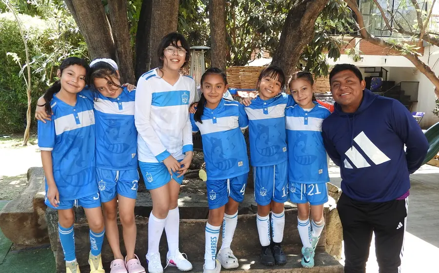 El equipo de fútbol infantil "Cumbres Oaxaca" celebró su pase a la final regional de la "Copa Bimbo".