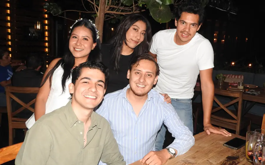 José Antonio Carrasco (al centro) celebró su cumpleaños en la hermosa compañía de Rosy, Jazlyn, Luis y Diego.