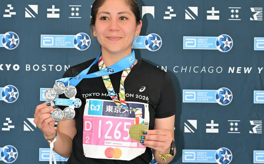 Ruth Mariela Aquino con la medalla de las 6 Estrellas y la presea de finalista en Tokio 2026