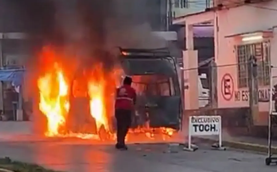 Se incendia unidad de transporte y moviliza a bomberos y fuerzas de seguridad.