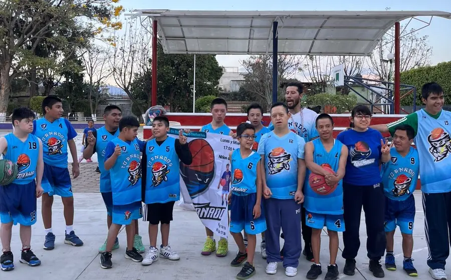 El equipo especial del Club Tornados con su coach, Alfonso Hernández