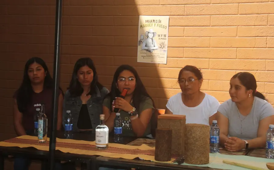 Historias de resistencia y tradición: maestras mezcaleras toman el protagonismo.