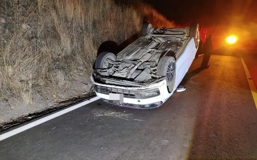 Un vehículo volcó en la Mixteca.