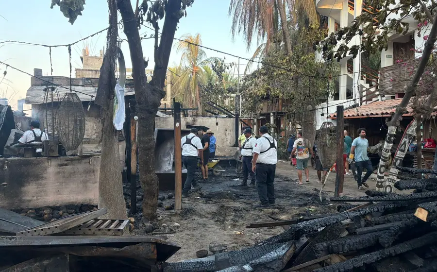 Vecinos pedían ayuda urgente; al amanecer solo quedaron estructuras y cenizas.