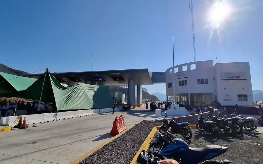 Sigue el bloqueo en la autopista Oaxaca–Puerto Escondido.