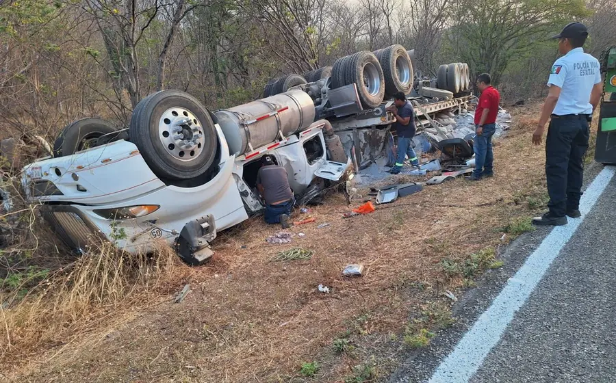  Joven queda atrapado tras volcadura de tractocamión en Tehuantepec.