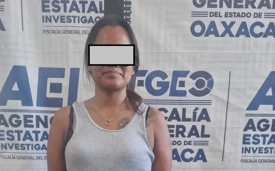 Intentaba vender taxi robado y termina detenida en Juxtlahuaca.