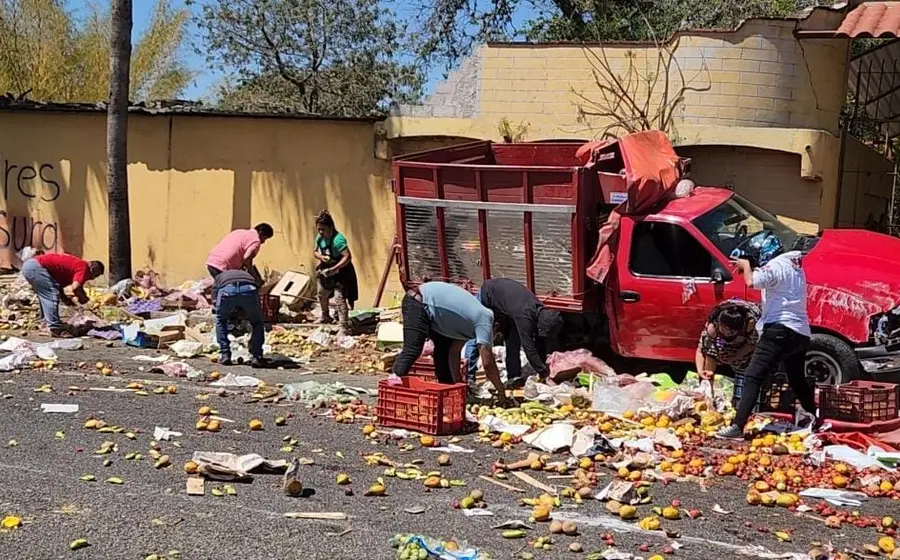 Regresaban del mercado… y terminan en volcadura en Oaxaca.