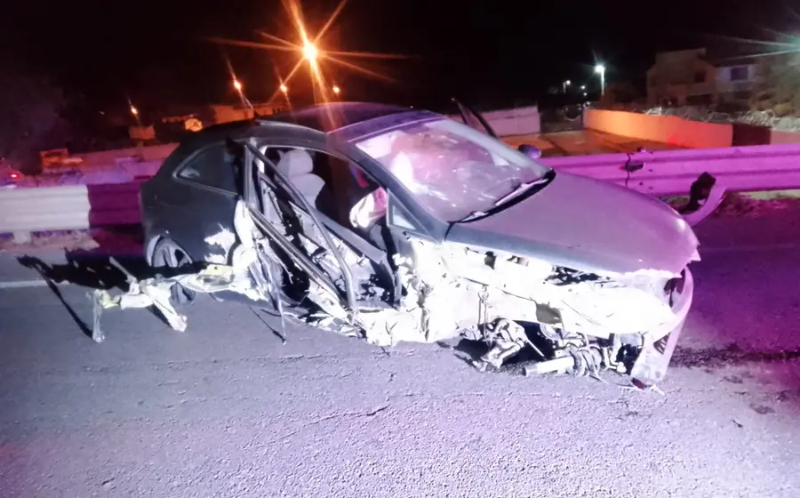 Impacto y fuga en Oaxaca: se estrella auto contra muro y ocupantes huyen.
