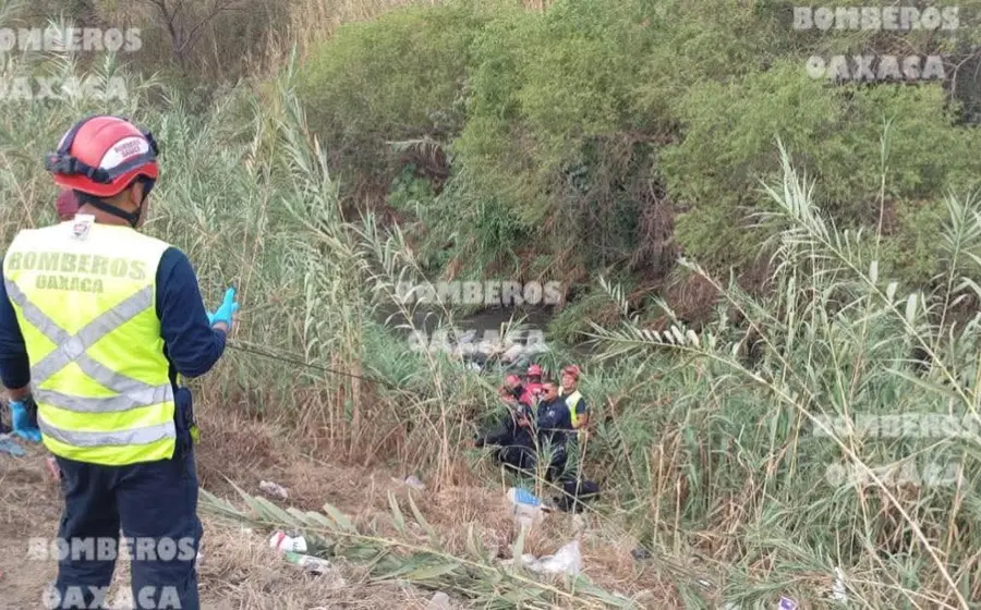 Rescatan a magistrada y joven de 18 años tras accidente en San Antonio de la Cal.