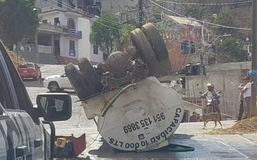 Alerta en la colonia Hidalgo: pipa termina volcada y afecta la circulación.