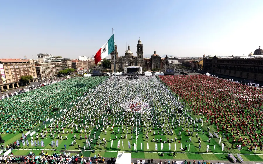 En el Zócalo de la Ciudad de México se llevó a cabo la clase de futbol más grande del mundo