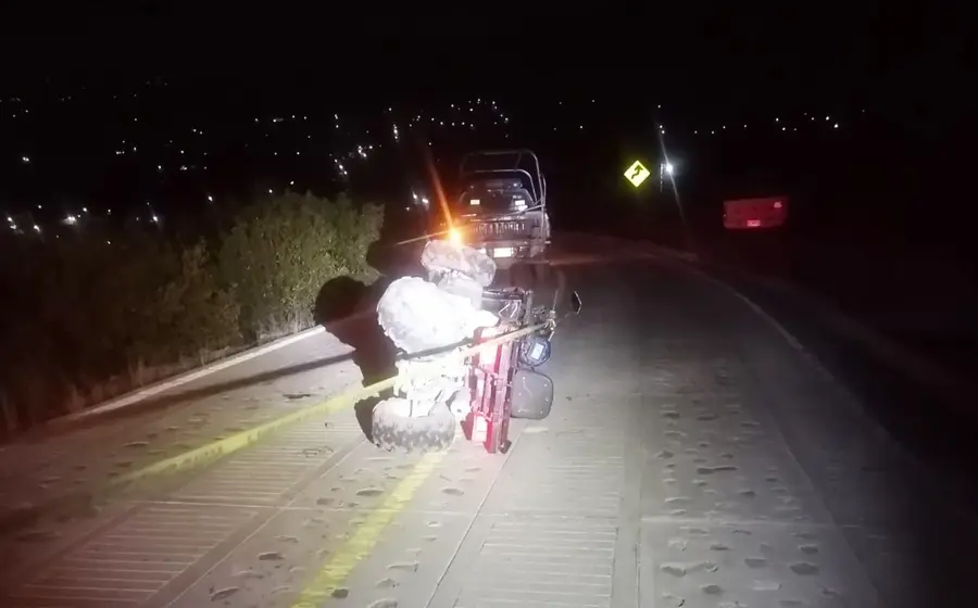 La cuatrimoto en la que viajaban madre e hija se encuentra volcada sobre un camino tras el fatal accidente en el que perdieron la vida.