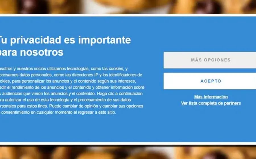 Ilustración conceptual de un cursor haciendo click en un aviso para aceptar cookies, simbolizando el permiso silencioso para la vigilancia de datos personales.