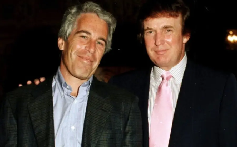Documentos del caso Epstein, vinculados a Trump, son mostrados fuera de línea mientras pasan por un proceso de censura de datos personales.