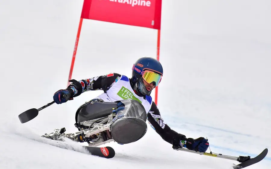 El esquiador Arly Velásquez en el momento exacto en que sufre una aparatosa caída durante su debut en la prueba de esquí downhill.
