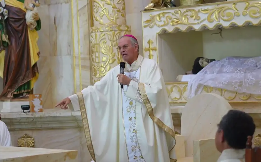 El arzobispo, también referido como el mitrado, encabeza la solemne ceremonia de dedicación del templo de San Mateo Apóstol.