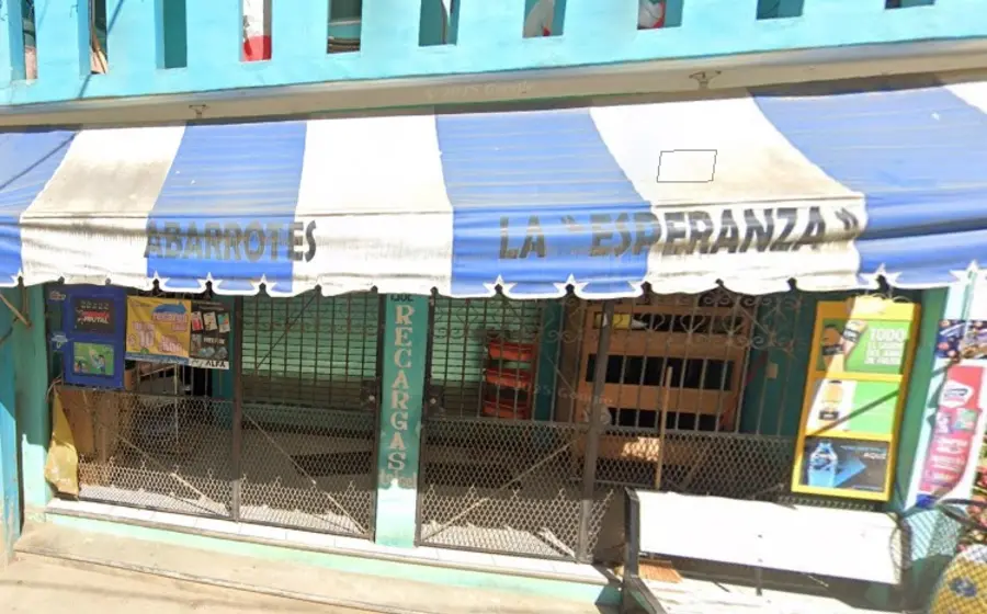Fachada de la miscelánea La Esperanza en Mixtepec, lugar donde ocurrió el asesinato de una joven de 18 años.