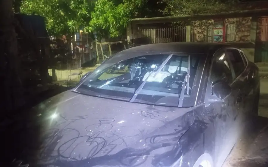 Un auto compacto baleado en Juchitán, Oaxaca, donde una familia fue atacada a balazos, resultando en la muerte de tres personas.