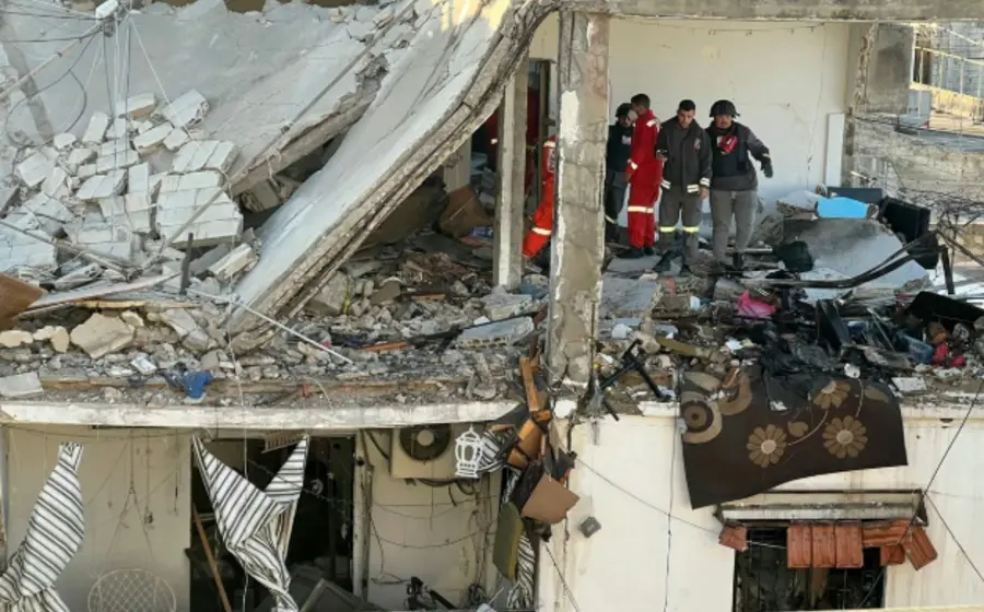 Imagen muestra las consecuencias y la destrucción causadas por un ataque con drones israelíes que impactó la capital de Líbano, Beirut.
