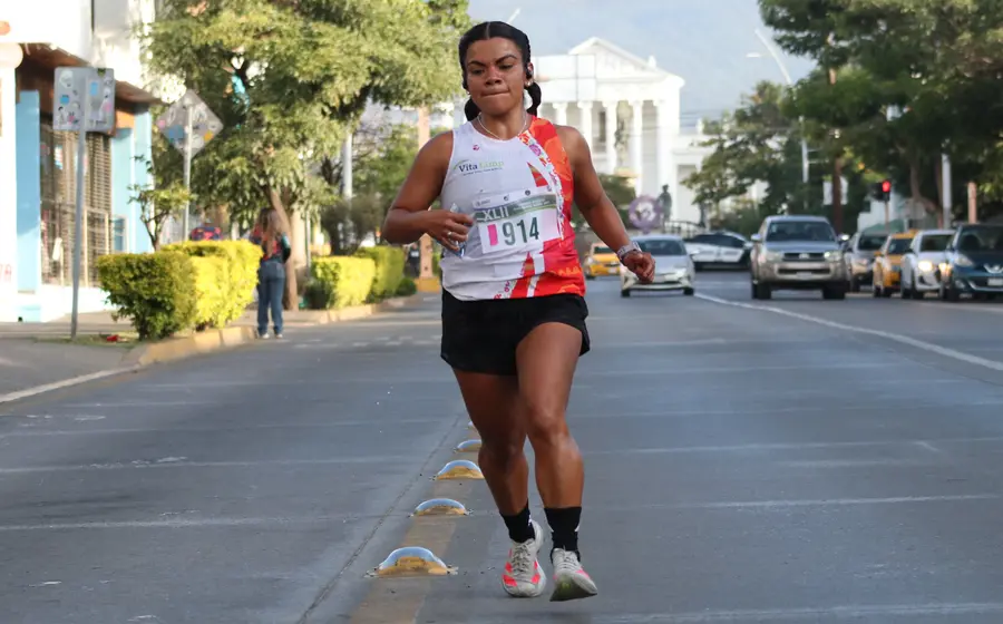 La atleta Solecito Hdz compite con determinación durante un tradicional medio maratón, demostrando la fuerza y libertad que le da el deporte.
