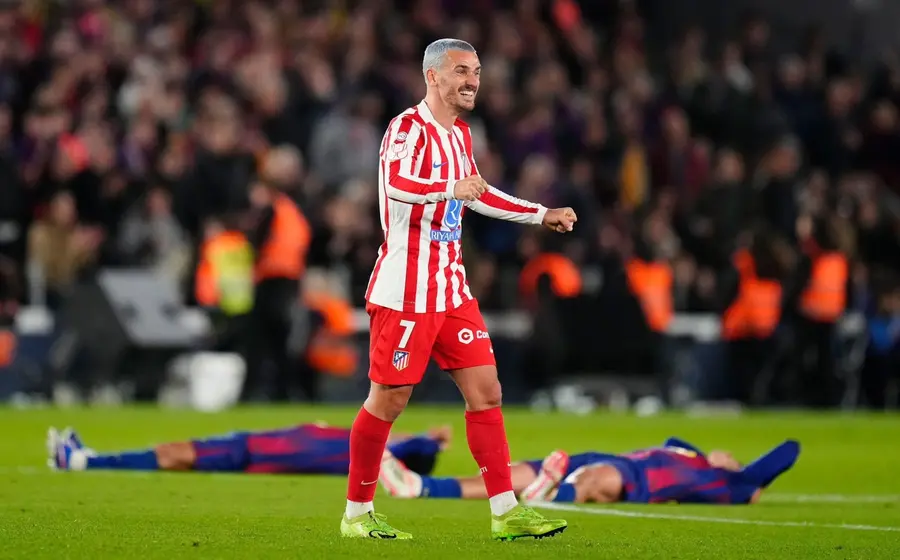 El equipo del Atlético de Madrid celebra con euforia su victoria en el campo después de dejar fuera de la competición al Barcelona.