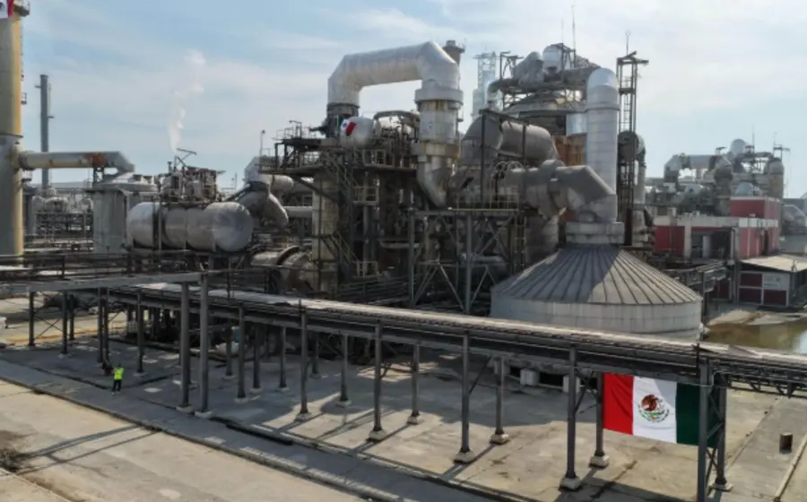 El alza en el precio del petróleo tiene un impacto positivo en los ingresos públicos de México, sumando miles de millones al erario nacional.