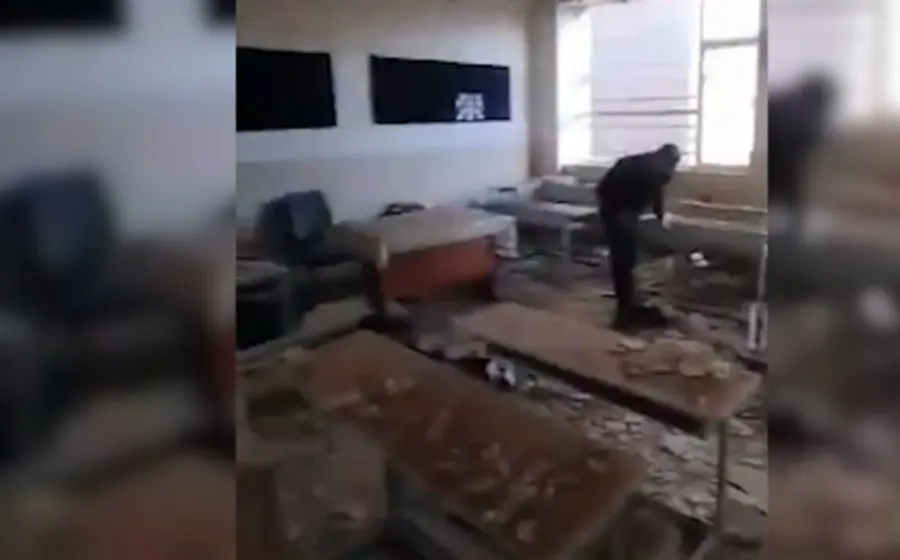 Varias autoridades analizan el alcance de los daños estructurales en una escuela impactada por el conflicto en el Medio Oriente.