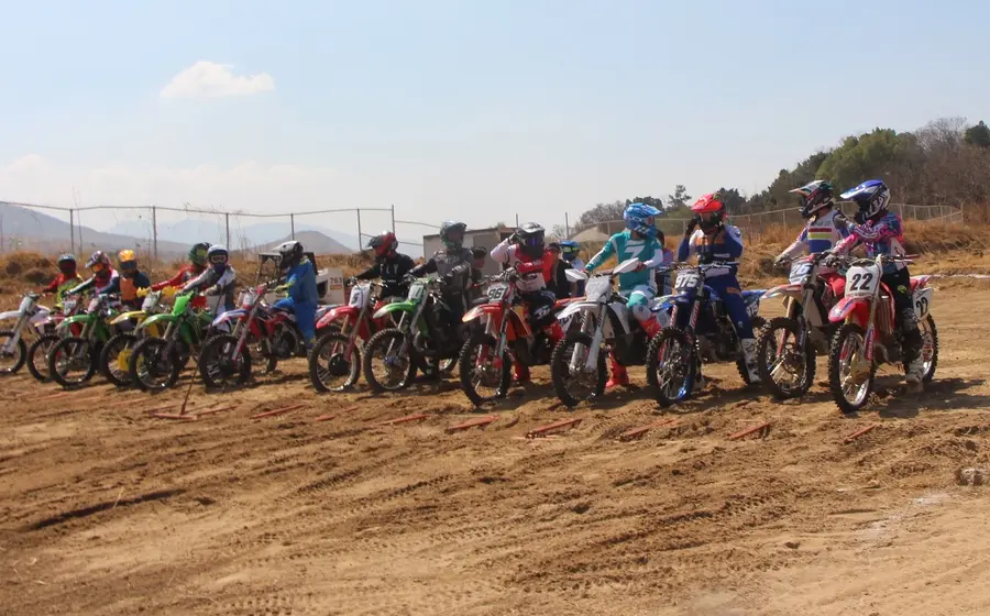 El piloto Axel Blanco compitiendo en su vehículo durante el evento de automovilismo Track Day Gabachos, que se realizó el pasado domingo.