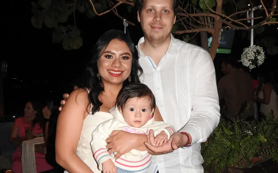 La pequeña Eloise Boraschi Miguel recibe el sacramento del Bautismo, posando felizmente junto a sus padres Sandra Miguel Osorio y Maxime Boraschi.