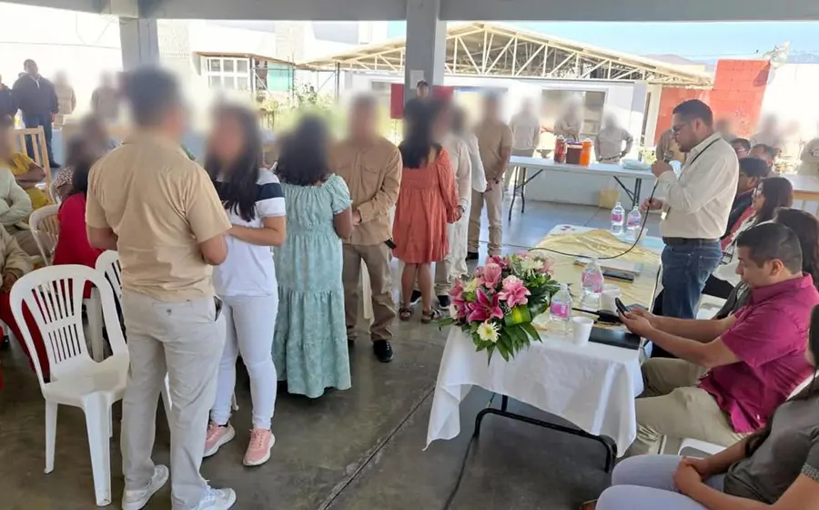 Una de las 28 parejas contrayendo matrimonio durante la ceremonia de bodas colectivas celebrada en centros penitenciarios del estado de Oaxaca.