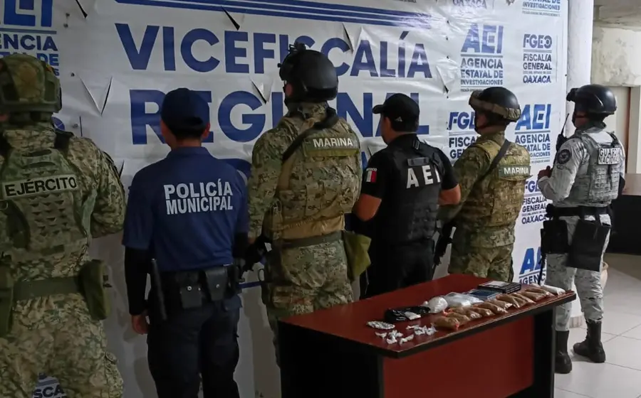 Bolsas de plástico que contienen presuntamente marihuana, cocaína y cristal, las cuales fueron aseguradas durante un cateo en la región de la Costa.