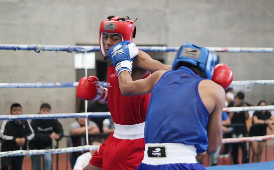 Jóvenes pugilistas compiten en el ring durante la Olimpiada Estatal de Boxeo, como parte de su preparación rumbo al torneo prenacional y regional.