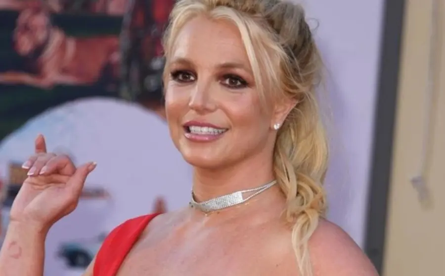 La cantante Britney Spears en una fotografía de su detención por conducir bajo la influencia del alcohol, como se menciona en el artículo.