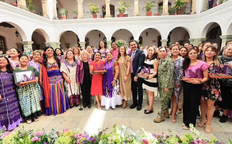 El Cabildo de Oaxaca de Juárez reconoce a 12 mujeres por su distinguida trayectoria durante la entrega de la distinción “Mujer Oaxaqueña 2026”.